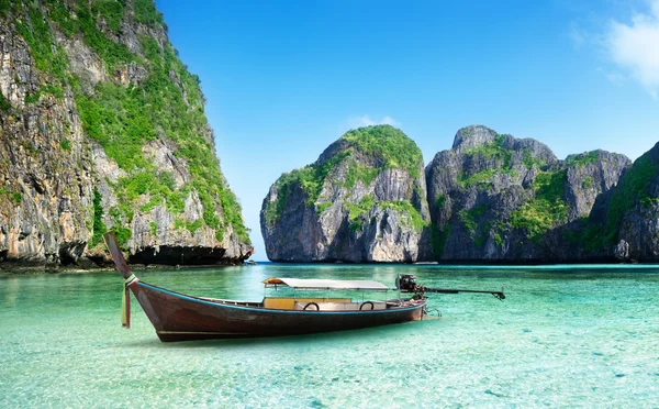 Boot auf Sand der Maya Bay Phi Phi Island — Stockfoto