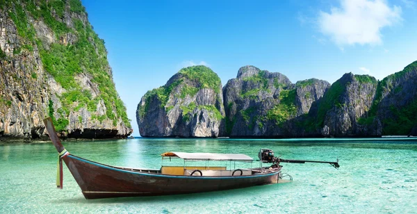 Boot op zand van maya bay phi phi eiland Stockfoto