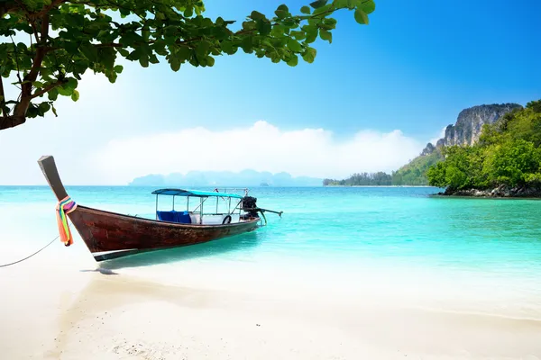 Barco largo y la isla de la poda en Tailandia — Foto de Stock