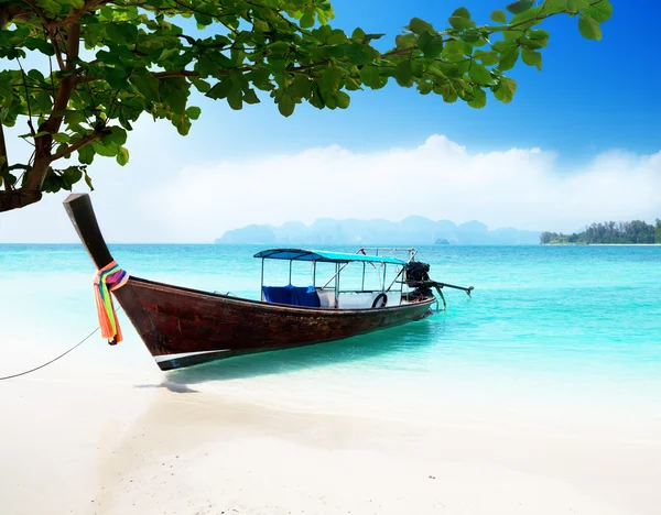 Lång båt och poda island i thailand — Stockfoto