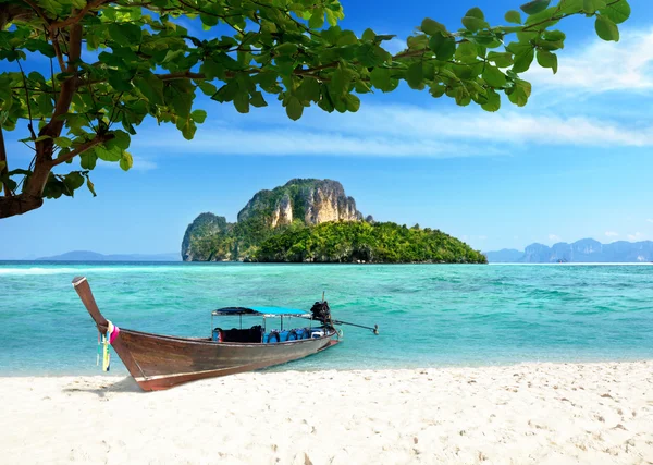 Barco e ilhas no mar andaman Tailândia — Fotografia de Stock
