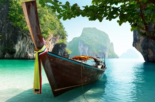 Csónak és a szigetek, Andamán tenger Thaiföldön — Stock Fotó