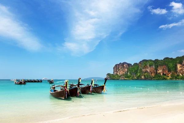 Båtar på ao nang beach thailand — Stockfoto