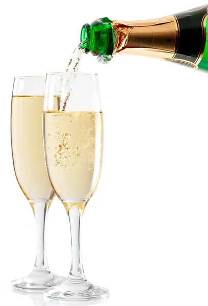 Champagne som hälls i glaset eller flöjt, isolerad på en vit — Stockfoto