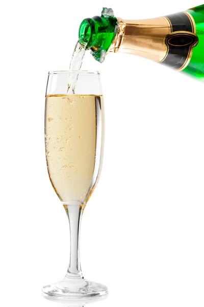 Конец наполнения бокала шампанского — стоковое фото