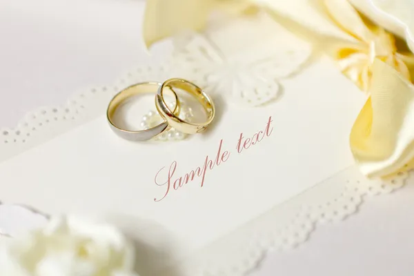 結婚指輪と弓で結婚式の招待状 — ストック写真