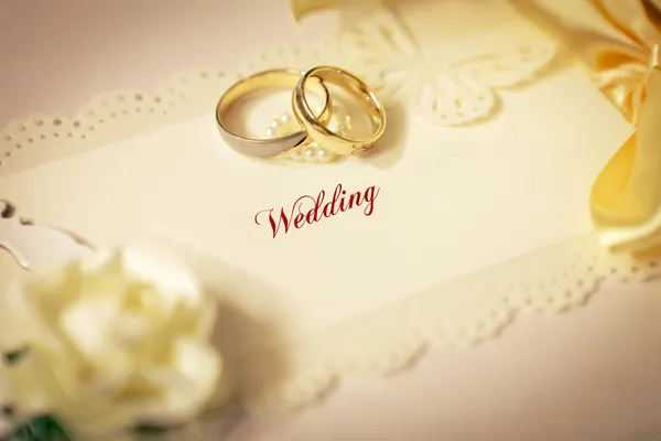 Anillos de boda e invitación de boda con arco —  Fotos de Stock