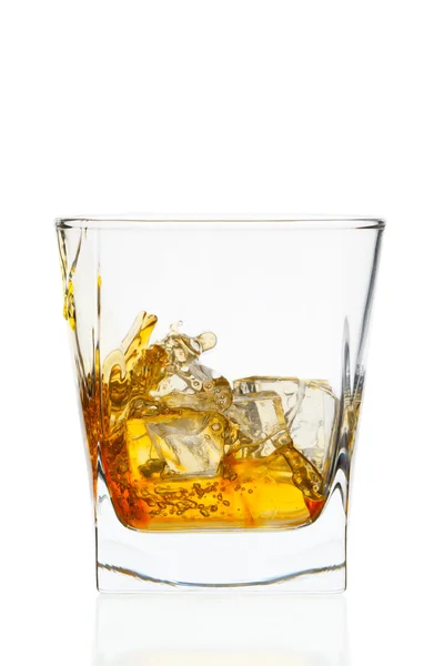 Whisky glas. geïsoleerd op wit met reflectie — Stockfoto