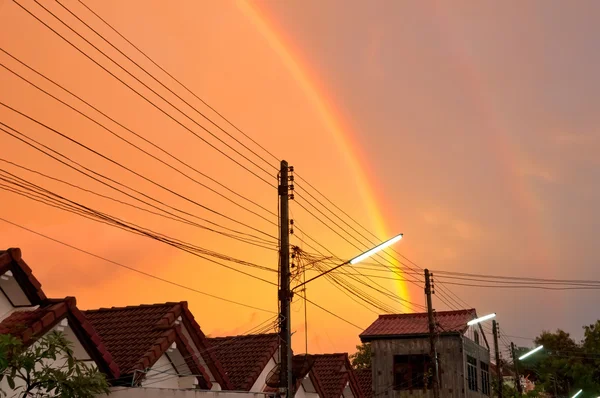 Doppelter Regenbogen in der Farbe Goldener Himmel. — Stockfoto