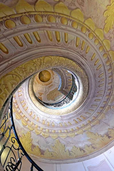 Sanatsal sarmal merdiven — Stok fotoğraf