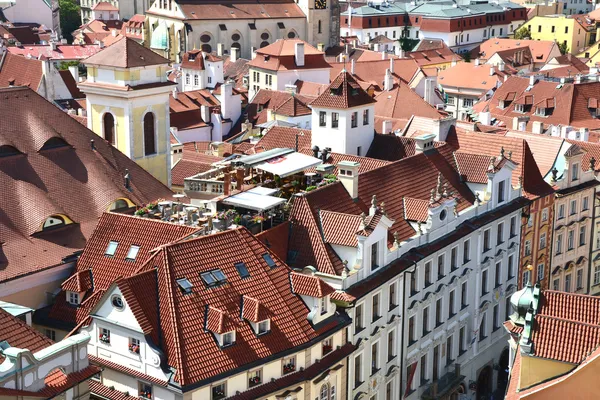 Bar sur le toit dans la vieille ville de Prague — Photo