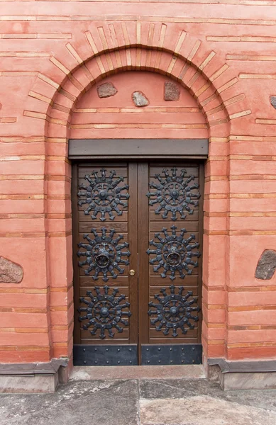 Διακοσμημένη πόρτα από ξύλο αρχαία — Φωτογραφία Αρχείου