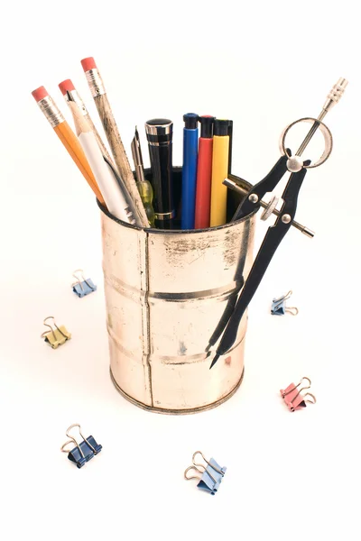 Bleistifte und Stifte in einem Blechetui — Stockfoto