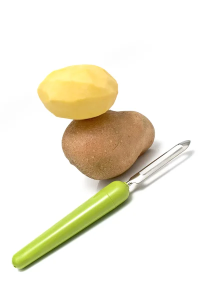 Kartoffeln mit Gemüseschäler — Stockfoto