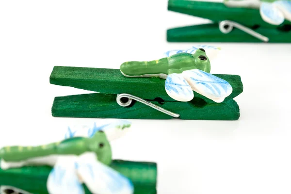 Houten wasknijpers versierd met libellen — Stockfoto