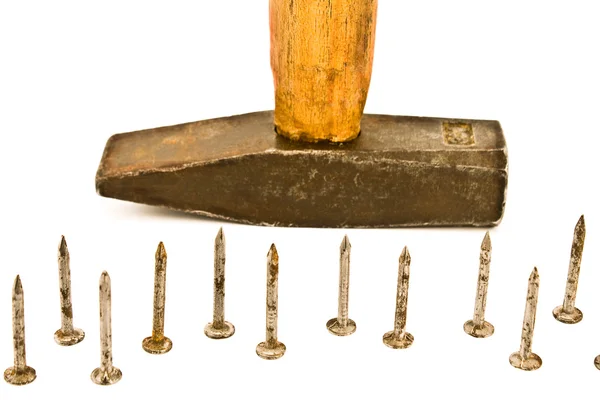 Roestige nagels en oude hammer — Stockfoto