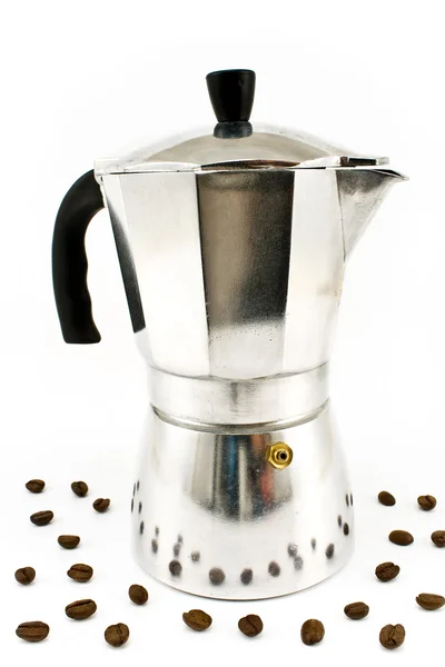 Cafetera expreso de aluminio con granos de café — Foto de Stock