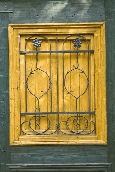 Oude houten deur met metalen ornamenten — Stockfoto