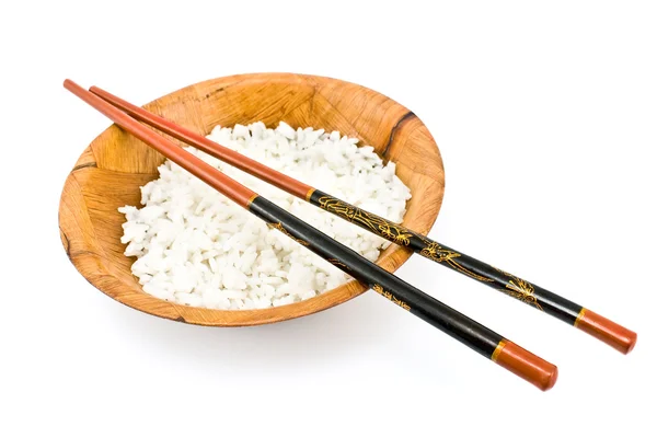 Bol en bambou avec riz et baguettes — Photo