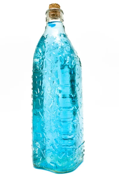 Decoratieve fles met ijs koud water — Stockfoto