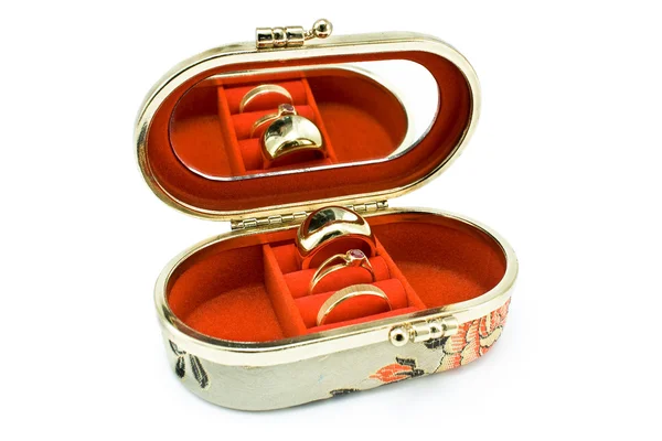 Шелковая коробка с золотыми кольцами — стоковое фото