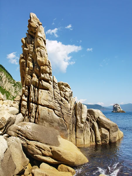The high vertical rock acts from the sea — Stock Photo, Image