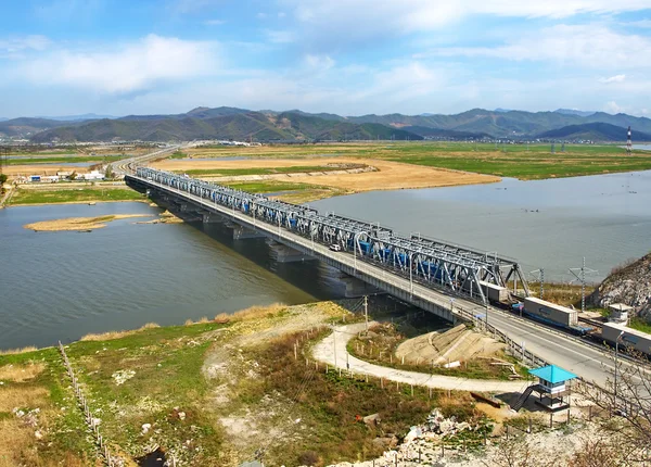 Spoorbrug via de rivier Partizanskaja (kraj Primorski, — Stockfoto