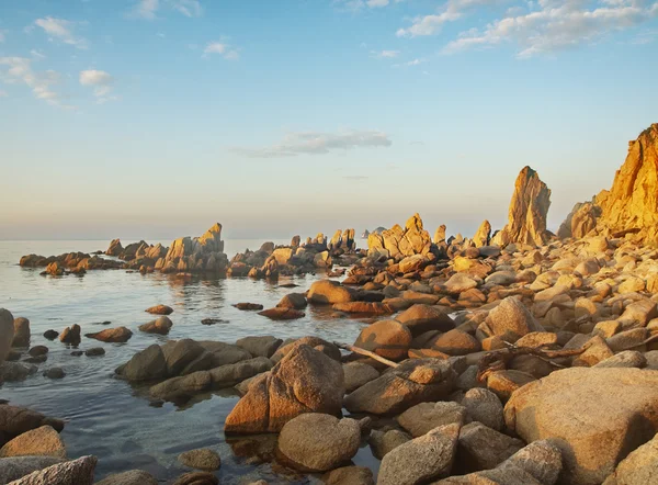 Zonsopgang op de zee. Rock, verlicht door de zon — Stockfoto