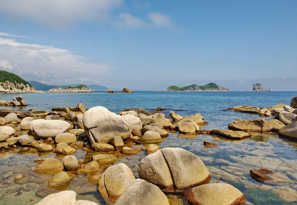 De stenen in het water aan de kust van de zee — Stockfoto