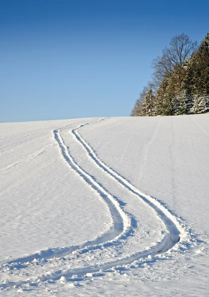 Däck spår i snön — Stockfoto