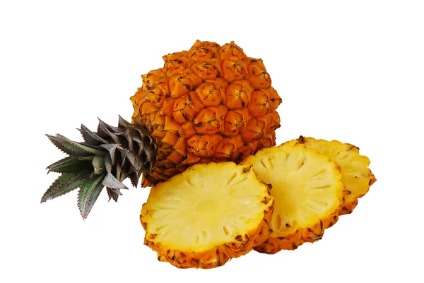 Één geheel en één gesneden verse ananas — Stockfoto