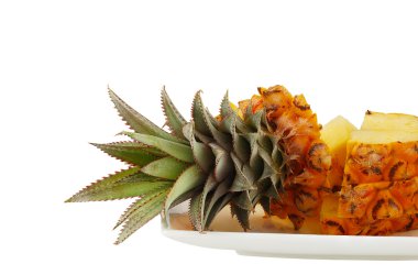 ananas beyaz tabağa dilimlenmiş