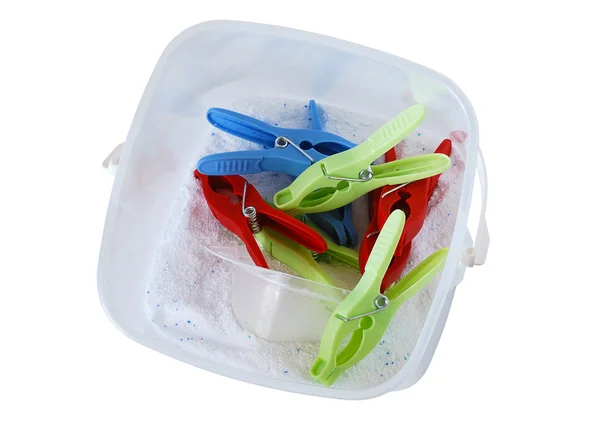 塑料容器与洗涤粉和多彩多姿的 clothespi — 图库照片
