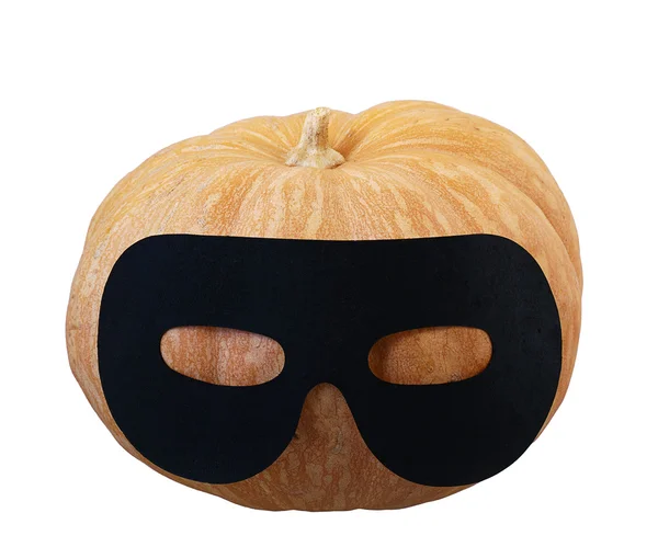 Маленький апельсиновий гарбуз у маскарадній масці — стокове фото