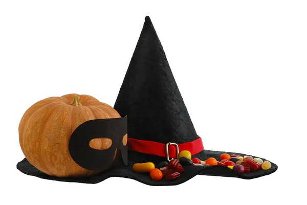 ハロウィーンのお菓子と分離されたマスカレードのカボチャ — ストック写真
