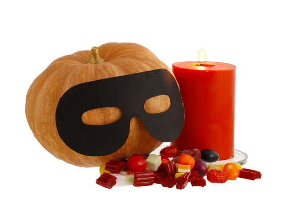 Halloween-Bonbons mit Kerze und maskiertem Kürbis isoliert — Stockfoto