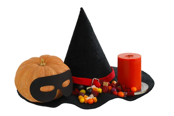 Caramelle di Halloween con candela e zucca sul bordo cappello da strega iso — Foto Stock