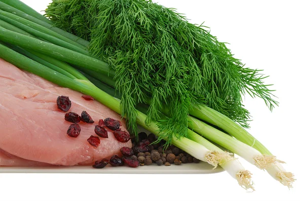 Rohe Putenbrust mit grünem Gemüse und Preiselbeeren auf Teller — Stockfoto