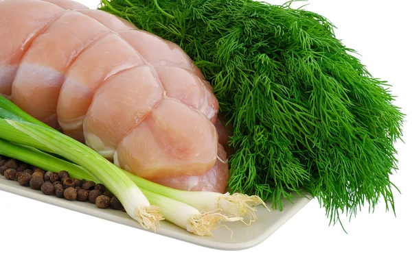 Связанная грудь индейки с зелеными овощами на тарелке — стоковое фото