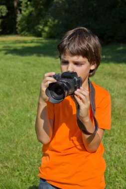 Çocuk photocamera ile fotoğrafı çekerken