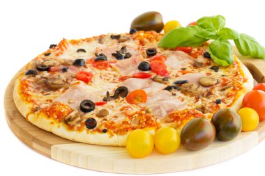 Beyaz arka plan üzerinde pizza