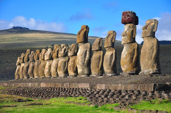 Quince moai en Tongariki, Isla de Pascua — Foto de Stock