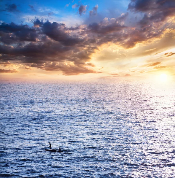 Rybářské čluny lov ryb při západu slunce — Stock fotografie