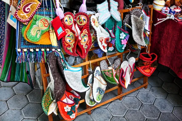 哈萨克民族鞋与装饰品 — 图库照片