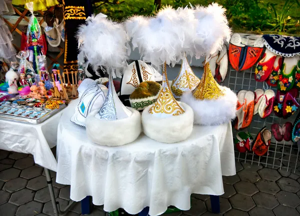 Chapeaux et chaussures ethniques kazakhs avec ornements — Photo