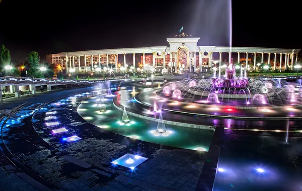 Świecące fontanna w almaty w nocy — Zdjęcie stockowe