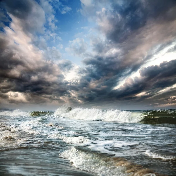 Oceano e cielo drammatico — Foto Stock