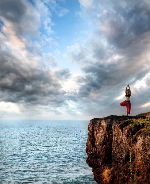 Mujer haciendo yoga vrikshasana árbol pose — Foto de Stock