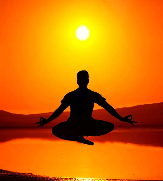 Silhouette loto yoga posa nel salto — Foto Stock