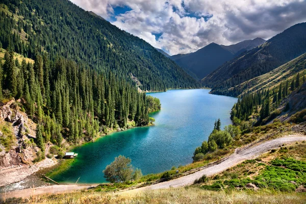 Mountain lake kolsai i Kazakstan — Stockfoto